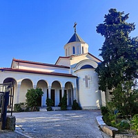 Храм Покрова Пресв. Богородицы в Ниж. Ореанде. Построен в груз.-визант. стиле по заказу вел. князя К. Н. Романова в 1885 г. Проект акад. А. Авдеева. В 1924 г. закрыт, в 1927 г. пострадал от землетрясения, в 1992 г. вернули верующим. Идёт реставрация