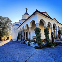 Храм Покрова Пресв. Богородицы в Ниж. Ореанде. Построен в груз.-визант. стиле по заказу вел. князя К. Н. Романова в 1885 г. Проект акад. А. Авдеева. В 1924 г. закрыт, в 1927 г. пострадал от землетрясения, в 1992 г. вернули верующим. Идёт реставрация