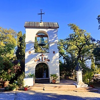 Храм Покрова Пресв. Богородицы в Ниж. Ореанде. Построен в груз.-визант. стиле по заказу вел. князя К. Н. Романова в 1885 г. Проект акад. А. Авдеева. В 1924 г. закрыт, в 1927 г. пострадал от землетрясения, в 1992 г. вернули верующим. Звонница.