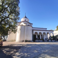 Храм Покрова Пресв. Богородицы в Ниж. Ореанде. Построен в груз.-визант. стиле по заказу вел. князя К. Н. Романова в 1885 г. Проект акад. А. Авдеева. В 1924 г. закрыт, в 1927 г. пострадал от землетрясения, в 1992 г. вернули верующим. Идёт реставрация