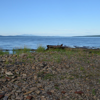 Берег озера Кизи и останки баржи в районе бывшего причала в селе Чильба
