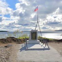 Памятный камень у поклонного креста в честь отражения атаки в Крымской войне в Де-Кастри.