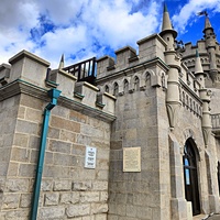 Псевдоготический замок "Ласточкино гнездо" на вершине Аврориной скалы. Построен в 1912г. по проекту арх. Шервуда А.В. Реконструирован в 1970г. по проекту конструктора Тимофеева В.Н. и арх. Татиева И.Г.