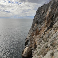 Обрыв Аврориной скалы возле замкового комплекса "Ласточкино гнездо".