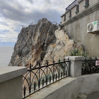 Обрыв Аврориной скалы и барбакан (отдельное сооружение перед замком с видовой площадкой на уровне крыши входной надвратной башни замка) замкового комплекса "Ласточкино гнездо".