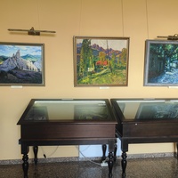 Псевдоготический замок "Ласточкино гнездо" на Аврориной скале. Построен в 1912г. по проекту арх. Шервуда А.В. На 1-м этаже - культурно-выставочный комплекс, для художественных и краеведческих выставок, обновляющихся каждые два месяца. Каминный зал.