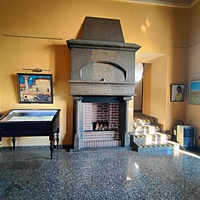 Псевдоготический замок "Ласточкино гнездо" на Аврориной скале. Построен в 1912г. по проекту арх. Шервуда А.В. На 1-м этаже - культурно-выставочный комплекс, для художественных и краеведческих выставок, обновляющихся каждые два месяца. Каминный зал.