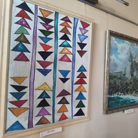 Псевдоготический замок "Ласточкино гнездо" на Аврориной скале. Построен в 1912г. по проекту арх. Шервуда А.В. На 1-м этаже - культурно-выставочный комплекс, для художественных и краеведческих выставок, обновляющихся каждые два месяца.