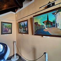 Псевдоготический замок "Ласточкино гнездо" на Аврориной скале. Построен в 1912г. по проекту арх. Шервуда А.В. На 1-м этаже - культурно-выставочный комплекс, для художественных и краеведческих выставок, обновляющихся каждые два месяца.