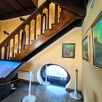 Псевдоготический замок "Ласточкино гнездо" на Аврориной скале. Построен в 1912г. по проекту арх. Шервуда А.В. На 1-м этаже - культурно-выставочный комплекс, для художественных и краеведческих выставок, обновляющихся каждые два месяца.