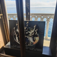 Псевдоготический замок "Ласточкино гнездо" на Аврориной скале. Построен в 1912г. по проекту арх. Шервуда А.В. Культурно-выставочный комплекс, для художественных и краеведческих выставок. Экспозиции по к/ф "10 негритят", снимавшемуся в замке.