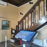 Псевдоготический замок "Ласточкино гнездо" на Аврориной скале. Построен в 1912г. по проекту арх. Шервуда А.В. На 1-м этаже - культурно-выставочный комплекс, для художественных и краеведческих выставок, обновляющихся каждые два месяца.