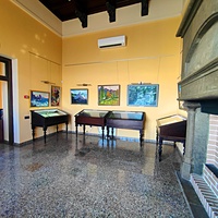 Псевдоготический замок "Ласточкино гнездо" на Аврориной скале. Построен в 1912г. по проекту арх. Шервуда А.В. На 1-м этаже - культурно-выставочный комплекс, для художественных и краеведческих выставок, обновляющихся каждые два месяца.