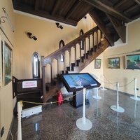 Псевдоготический замок "Ласточкино гнездо" на Аврориной скале. Построен в 1912г. по проекту арх. Шервуда А.В. На 1-м этаже - культурно-выставочный комплекс, для художественных и краеведческих выставок, обновляющихся каждые два месяца.