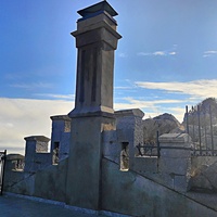 Верхняя смотровая площадка барбакана (сооружение с туалетом перед замком "Ласточкино гнездо") с вентиляционной шахтой и далее - часть восточной оконечности Аврориной скалы.