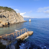 Причал у Аврориной скалы (среднего отрога Монастыр-Бурун) мыса Ай-Тодор и восточный (Лимен-Бурун) выступ мыса Ай-Тодор с отдельной маленькой скалой Парус.