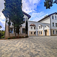 Здание администрации санатория "Днепр" на территории бывшего дворцово-паркового ансамбля Харакс.