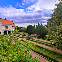 Территория санатория "Днепр" (бывшего дворцово-паркового ансамбля Харакс). Автор финального проекта и дворца и парка (1909г.) - архитектор Николай Петрович Краснов, объединивший архитектуру и ландшафт в стиле позднего модерна. Дворец Харакс.