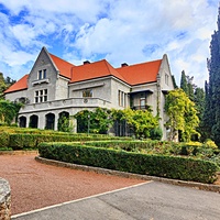 Территория санатория "Днепр" (бывшего дворцово-паркового ансамбля Харакс). Автор финального проекта и дворца и парка (1909г.) - архитектор Николай Петрович Краснов, объединивший архитектуру и ландшафт в стиле позднего модерна. Дворец Харакс.