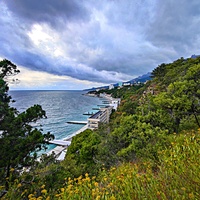 Вид с Харакского парка на Черноморскую акваторию и побережье с застройкой Гаспры с пляжами санаториев "Днепр", "Родина", "Сосновая роща", "Марат".