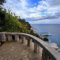 Вид с одной из смотровых площадок Харакского парка на Черноморскую акваторию и побережье с пляжем санатория "Днепр",