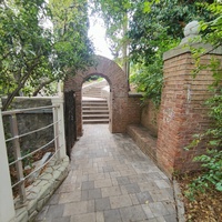 Территория санатория "Днепр" (бывшего дворцово-паркового ансамбля Харакс). Одна из аллей с аркой.