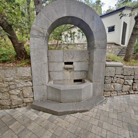 Территория санатория "Днепр" (бывшего дворцово-паркового ансамбля Харакс).  Одна из аллей  с аркой фонтана в подпорной стене.