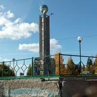 Стела с глобусом