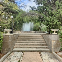 .Территория санатория "Днепр" (бывшего дворцово-паркового ансамбля Харакс). Автор финального проекта - архитектор Н. П. Краснов. Первичную структуру парка заложили архит. М. Котенков и садов. И. Архипов. Фонтан Большой центральный.