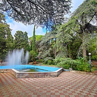 Территория санатория "Днепр" (бывшего дворцово-паркового ансамбля Харакс). Автор финального проекта - архитектор Н. П. Краснов. Первичную структуру парка заложили архит. М. Котенков и садов. И. Архипов. Фонтан Большой центральный.