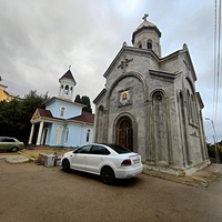 Храм святой равноапостольной Нины и за ним храм в честь иконы Божией Матери Нерушимая.