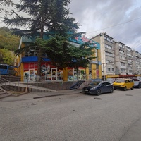 Стройгородок, микрорайон пос. гор. типа Гаспра. ТЦ "Акварель" на ул. Мира, 4б, универсальный спортивный центр на ул. Мира, 6.