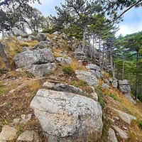 Тропа от Стройгородка вверх к скальному выступу над одним из обрывов южного склона горного массива Могаби.