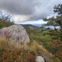 Скальный выступ над одним из обрывов южного склона горного массива Могаби у Стройгородка. Вид на горно-лесистую территорию, побережье к В от Стройгородка.