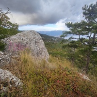 Скальный выступ над одним из обрывов южного склона горного массива Могаби у Стройгородка. Вид на горно-лесистую территорию, побережье к В от Стройгородка.