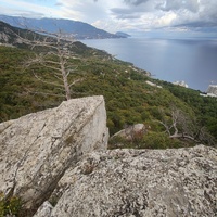 Скальный выступ над одним из обрывов южного склона горного массива Могаби у Стройгородка. Вид на горно-лесистую территорию, побережье к В от Стройгородка.