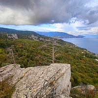 Скальный выступ над одним из обрывов южного склона горного массива Могаби у Стройгородка. Вид на горно-лесистую территорию, побережье к В и С-В от Стройгородка.