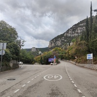 Перекрёсток Алупкинского (слева) и Севастопольского шоссе. Впереди храмовый комплекс Архистратига Михаила, левее - гора Урьянда (известная как Ореанда-Исар или Крестовая). Справа - гора Ай-Никола.