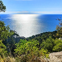 На горе Урьянда (Крестовая).  Вид на горные заросли и Черноморскую акваторию у посёлка.