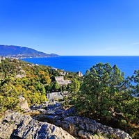 На горе Урьянда (Крестовая). Вид на Черноморскую акваторию, побережье и застройку посёлка. Слева - резиденции «Дипломат».