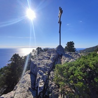 На горе Урьянда (Крестовая). Крест на вершине.