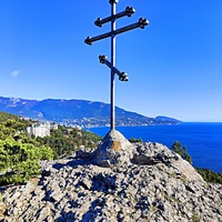 На горе Урьянда (Крестовая). Крест на вершине.