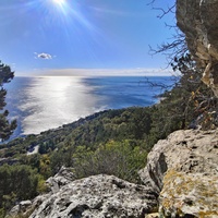 На горе Урьянда (Крестовая). Вид на Черноморскую акваторию, побережье и часть Алупкинского шоссе вдоль посёлка.