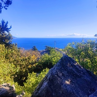 На вершине горы Урьянда (Крестовая). Православный металлический крест на фоне Черноморской акватории.