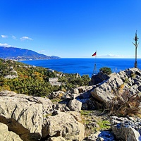 На вершине горы Урьянда (Крестовая). Флаг РФ, установленный в 2014г. И шест с восьмиконечной звездой (Руб аль-хизб) и полумесяцем ( знак «Мира и согласия») - установлен местной крымскотатарской общиной в 2000-х гг..