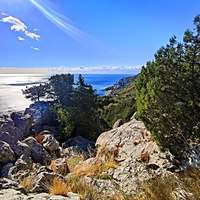 На вершине горы Урьянда (Крестовая). Вид на Черноморскую акваторию, побережье, вдали - посёлок Курпаты.