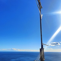 На вершине горы Урьянда (Крестовая). Шест с восьмиконечной звездой (Руб аль-хизб) и полумесяцем ( знак «Мира и согласия») - установлен местной крымскотатарской общиной в 2000-х гг..