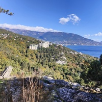 На горе Урьянда (Крестовая). Вид на акваторию, побережье с застройкой посёлка Ореанда. В центре - полуротонда на Царской тропе. Далее - застройка Ливадии и Ялты на южном склоне Главной гряды Крымских гор.