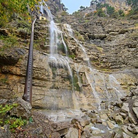 Водопад Уча́н-Су́ на реке Водопадной в Ялтинском государ. горно-лесном заповеднике. Самый высокий в Крыму по высоте падения -116м и по высоте над уровнем моря - 390 м. Название в переводе с южнобереж. диалекта крымскотатарского - «летящая вода».