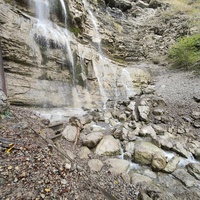 Водопад Уча́н-Су́ на реке Водопадной в Ялтинском государ. горно-лесном заповеднике. Образует 2 каскада: 1-й — самый высокий, 2-й с 18 метров. На 2-м каскаде сооружён с водозабор в Могабинское водохранилище и затем используется для водоснабжения Ялты